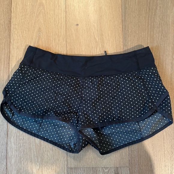 Lululemon Speed Shorts - Size 8 - Chevron Dot Black - Picture 3 of 4
